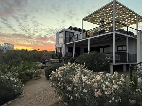 30 Knots- 3 bedrooms, 3 bath, 4 deck home with complimentary SUPs, beach chairs, snorkel gear, and beach toys.  