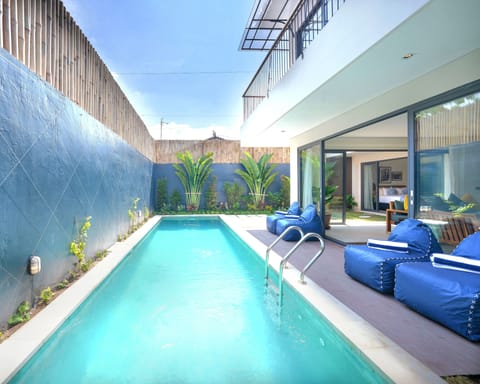 2 outdoor pools