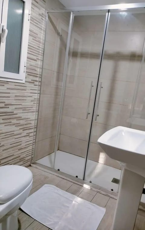 Triple Room | Bathroom | Towels, soap, toilet paper