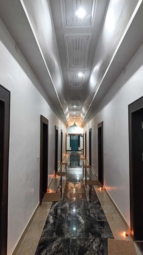 Deluxe Room | Bathroom | Shower, rainfall showerhead, designer toiletries, towels