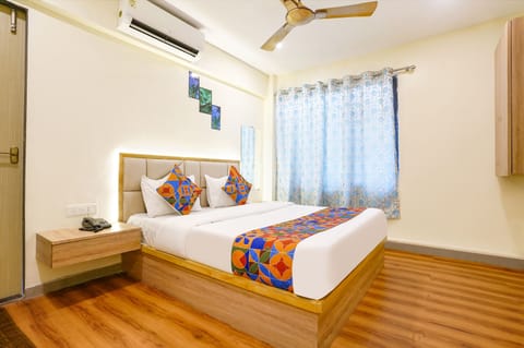 Deluxe Room | Egyptian cotton sheets, premium bedding, in-room safe, desk