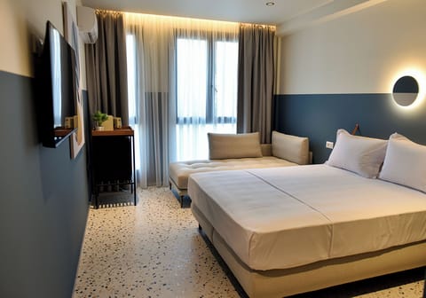 Triple Room | In-room safe, desk, blackout drapes, iron/ironing board