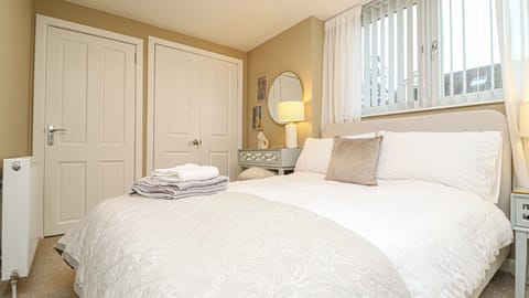 A space designed for rest, comfort, and deep sleep. Soft linens, calming tones, and thoughtful details come together to help you truly unwind after a long day of exploring or work.