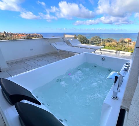 Deluxe Suite, Sea View | Private spa tub