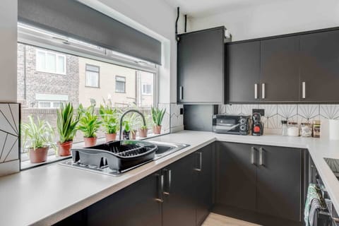 Kitchen:
A fully fitted kitchen with everything you need for a comfortable stay, featuring a microwave, electric kettle, oven, stove, fridge, basic cooking utensils, and wine glasses — perfect for cooking meals or enjoying a relaxed night in.