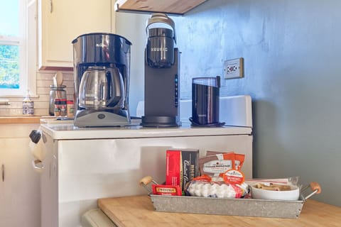 Start your mornings right with a fresh brew — coffee maker and complimentary coffee included. ☕🌞