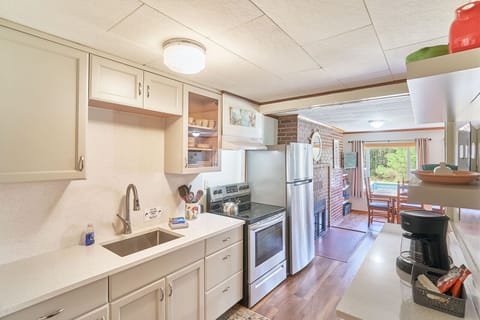 Full kitchen stocked with cookware, dishes, and utensils — everything you need to cook and dine with ease. 🍽️👩‍🍳