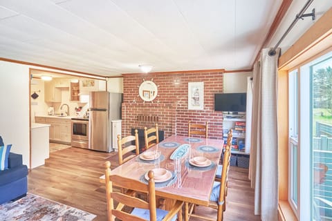 dining area with seating for six — perfect for shared meals and good conversation. 🍽️🪑