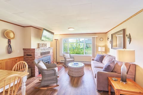 Queen sleeper sofa with a barless memory foam mattress — comfort meets convenience. 🛋️🛏️