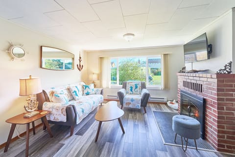 Spacious, cozy living room — perfect for relaxing and unwinding. 🛋️✨