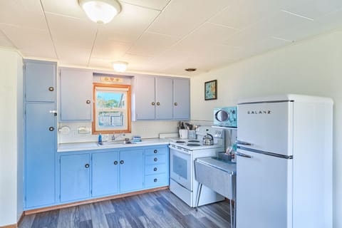 A fully stocked kitchen — cookware, dishes, and utensils included. 🍳🍴