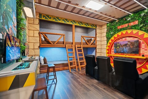 Game room / Additional bedroom with 4 twin-size beds