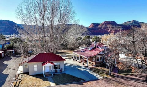 Grammie's Cottage & Manor
