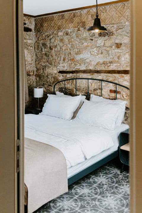 Standard Room | In-room safe, desk, laptop workspace, blackout drapes