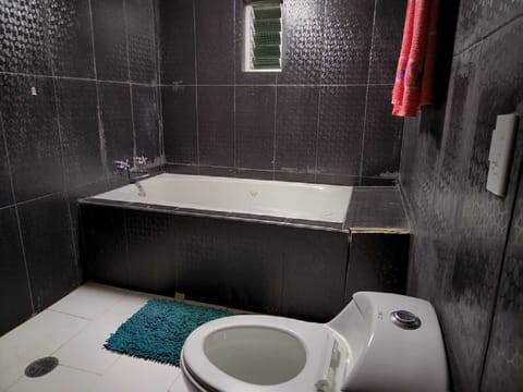 Family Cabin, Patio, River View | Bathroom | Towels, soap, shampoo, toilet paper