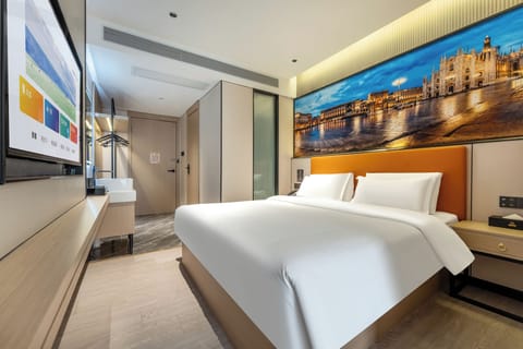 Luxury Single Room, 1 Queen Bed, Ensuite, City View | Premium bedding, down comforters, memory foam beds, desk