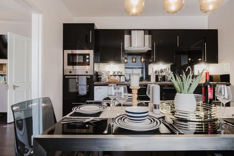 Licata's Apartment Kitchen/Dining Area - StayCotswold
