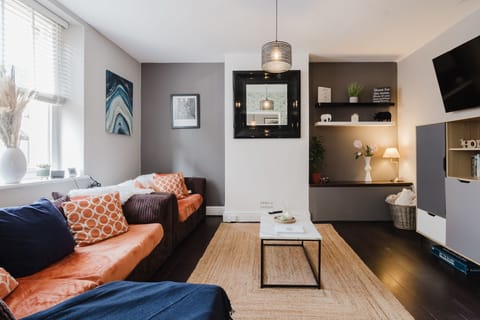 Licata's Apartment Sitting Room - StayCotswold