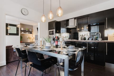 Licata's Apartment Kitchen/Dining Area - StayCotswold
