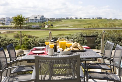 Cinq 5 Zinc is a contemporary and inviting two-bedroom apartment, ideally located just a short walk from Newquay's Fistral Beach