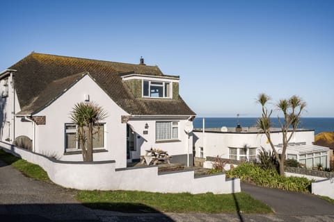 This one bedroom coastal retreat is perfect for those wishing to immerse themselves in beach life