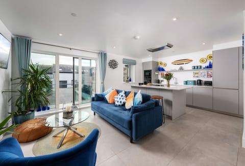 Welcome to 1 Cliff Edge, a sleek and stylish dog-friendly studio situated just a stone's throw from Tolcarne Beach