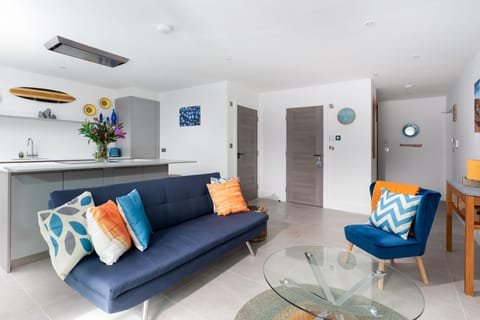 1 Cliff Edge, Newquay: The open-plan living area is light and spacious