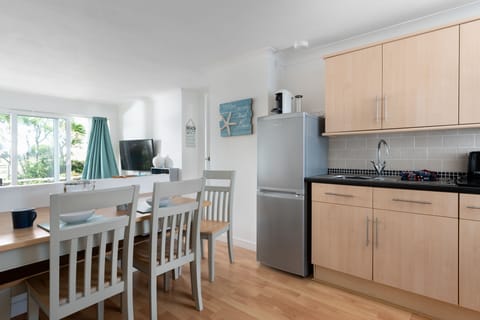 3 Europa Court, Mawgan Porth: Kitchen/dining area with a lovely table seating six guests