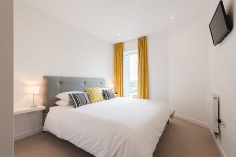 41 Tre Lowen, Newquay: The bedroom features a sumptuous 5' king-size bed and wall-mounted Smart television