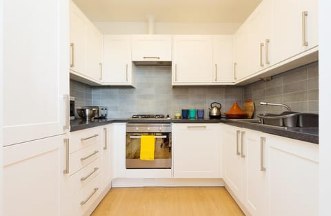 41 Tre Lowen, Newquay: The well-equipped kitchen comes complete with electric oven and hob, microwave, dishwasher, washer/dryer, and fridge/freezer