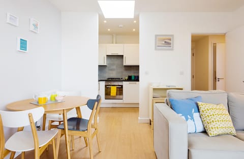 41 Tre Lowen, Newquay: The space flows effortlessly into the kitchen/dining area