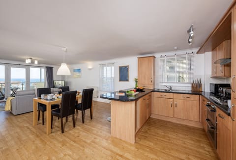 8 Spinnakers, Newquay: Featuring a lovely open-plan kitchen, dining and sitting area