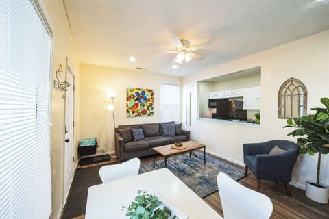 Living room with kitchen table for 4