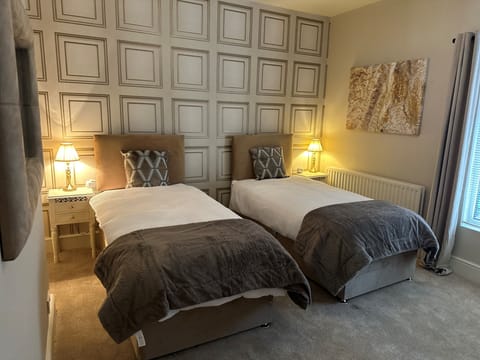 Can be made in to superking bed or twin room.