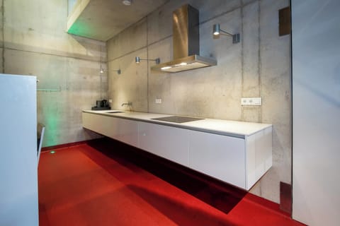 Executive Suite | Cribs/infant beds, free WiFi, bed sheets