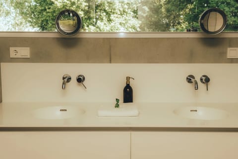 Executive Suite | Cribs/infant beds, free WiFi, bed sheets