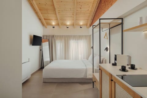 Signature Double Room | In-room safe, desk, soundproofing, iron/ironing board