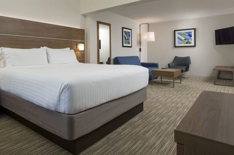 Premium bedding, in-room safe, desk, blackout drapes