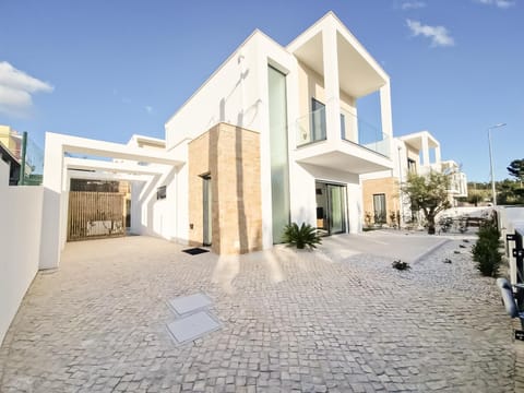 Welcome to Casa Encanto da Foz! A modern retreat in Foz do Arelho, near the beach and Óbidos Lagoon. Ideal for families and friends on the Silver Coast!