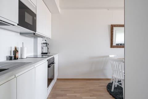 The fully equipped kitchen has everything you need for cooking – including a stove, oven, microwave, refrigerator, dishwasher, and a wide selection of utensils and tableware. Perfect for anything from quick breakfasts to home-cooked dinners.