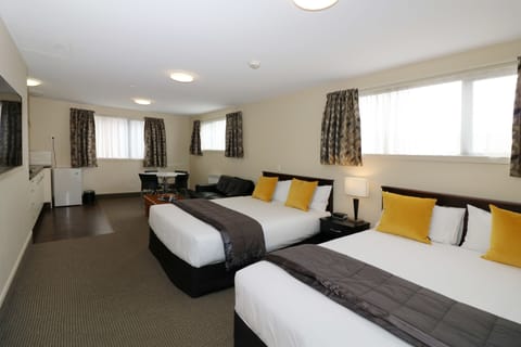 Deluxe Kitchen Studio | In-room safe, desk, blackout drapes, iron/ironing board