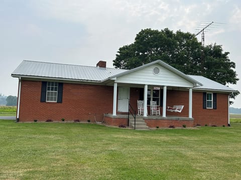 The Mammoth Cave House sits on a 100 acre farm and is very near Mammoth Cave 