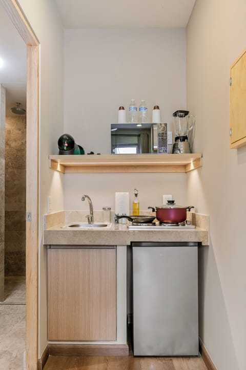 Comfort Suite, Courtyard View | Private kitchen