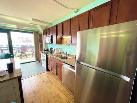 Preparing meals has never been more enjoyable with a kitchen that overlooks your private patio and stunning waterfront scenery. Enjoy the perfect blend of function and beauty.