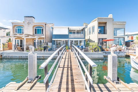 Experience the serenity of this bayfront location, including both the ground and second floor homes overlooking one of Newport Harbor's quiet side channels.
                