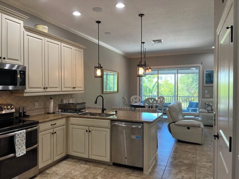 MAIN LEVEL (2) - KITCHEN
Fully Equipped