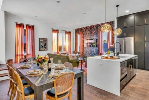 Experience your Nashville retreat in this stylish vacation rental, where luxury meets comfort. Gather around the elegant dining table at sunset and create unforgettable meals in the modern kitchen, perfect for large groups in the heart of Music City!