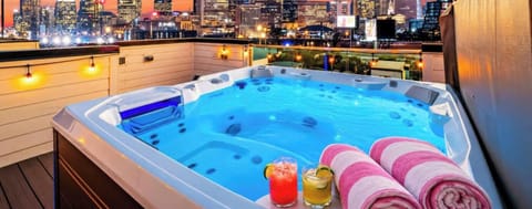 Unforgettable getaway at Safari Haus in Nashville! Soak in the hot tub with stunning skyline views. Perfect for large groups, this luxurious retreat adds an exclusive vibe for bachelorette parties or family reunions.