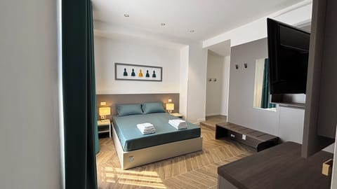 Luxury Double Room, Sea View | Desk, laptop workspace, blackout drapes, soundproofing