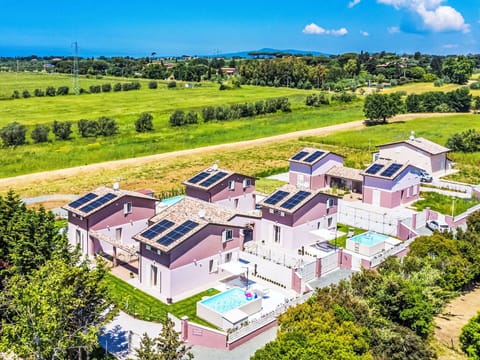 Facade, Residential Area, Home, Resort, Estate, Swimming Pool, Suburb, Mansion, Garden, Villa